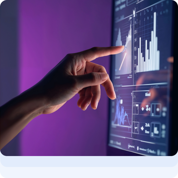 Executivo analisando gráficos e indicadores em tela